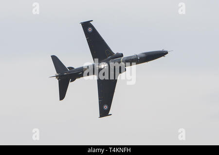 Un RAF Hawk apporte une lumière à travers la formation de boucles de Mach, le Pays de Galles, Royaume-Uni. Banque D'Images