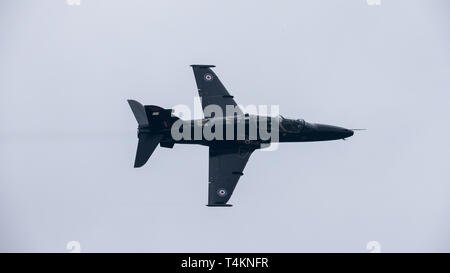 Un RAF Hawk apporte une lumière à travers la formation de boucles de Mach, le Pays de Galles, Royaume-Uni. Banque D'Images