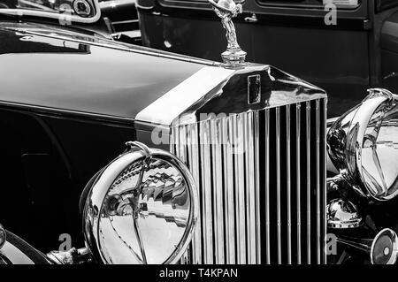 Une voiture de mariage Rolls Royce vintage sur l'affichage à une exposition de voiture Banque D'Images