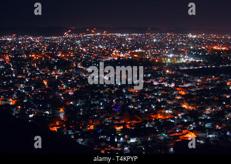 Une nuit vue aérienne de la ville d'Udaipur. L'un des principal centre touristique de l'ouest de l'Inde Banque D'Images