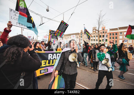 Amsterdam, Hollande, 23/03/2019 : Les personnes qui font preuve de racisme lors d'une procession dans le centre-ville d'Amsterdam Banque D'Images