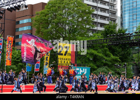 Festival YOSAKOI Soran. Des spectacles de danse puissant parade Parc Odori, Sapporo. De nombreuses équipes de présenter la danse originale. Un festival très populaire Banque D'Images