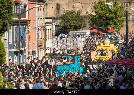 Coimbra, Portugal - Mai 7, 2017 : Queima das Fitas Parade de l'Université de Coimbra. Banque D'Images