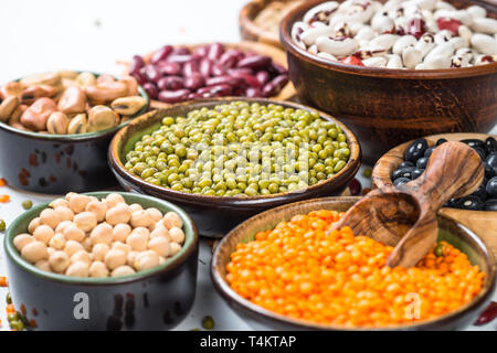 Les légumineuses, les lentilles, haricots et chikpea assortiment sur blanc. Banque D'Images