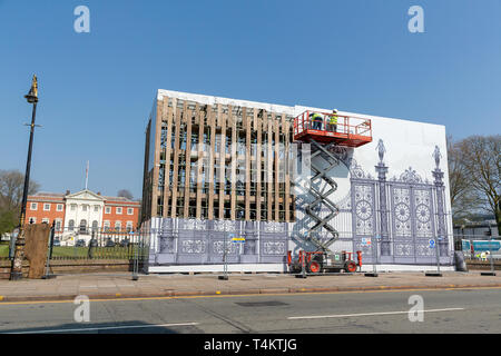 17 avril 2019 - Warrington Hôtel de ville porte d'or ont été supprimés pour la restauration et une grande impression laissée à leur place. Ouvriers à l'aide d'un Skyjac Banque D'Images