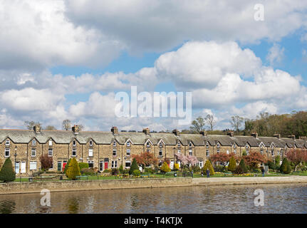 Terrasse de maisons, et Wharfemeadows Park, près de la rivière Wharfe, Otley, West Yorkshire, England UK Banque D'Images