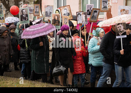 Jour de la victoire : Immortal regiment parade est sur les gens avec des portraits des victimes de la Seconde Guerre mondiale. Berezniki - le 9 mai 2018 . Banque D'Images