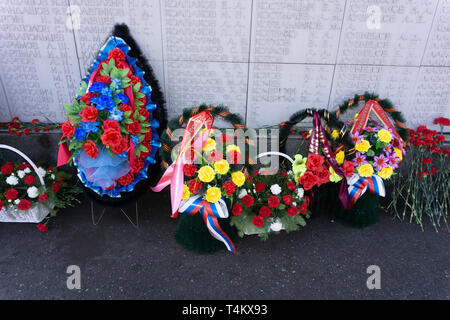 Couronne mortuaire moderne faite de gerberas rouges, lillies, anthurium en marché aux fleurs en forme de couronne ronde de couleur rouge - Berezniki le 9 mai 2018 . Banque D'Images