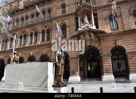 Sydney, Australie - Nov 4, 2018. Statue marin avec le bureau de Poste Général dans l'arrière-plan qui garde le cénotaphe de Martin Place Sydney Austr Banque D'Images