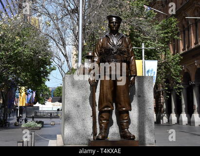 Sydney, Australie - Nov 4, 2018. Deux statues de bronze d'un soldat et d'un marin garde le cénotaphe. Il est l'un des plus anciens monuments de la Première Guerre mondiale au Mar Banque D'Images