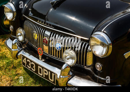 1955 Ford Consul sur un affichage à une exposition de voiture Banque D'Images