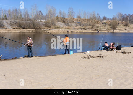 Et loisirs personnes concept - happy friends avec des cannes à pêche sur la jetée en mer - Berezniki le 17 mai 2018 . Banque D'Images