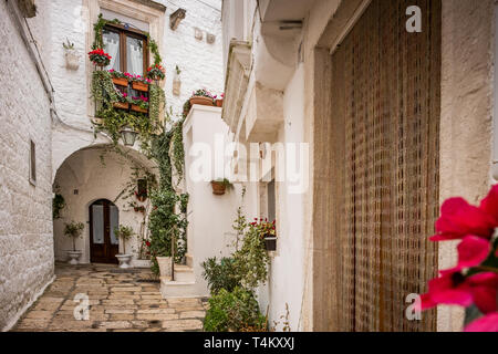 Cisternino, il domine la vallée d'Itria, dans la soi-disant Murgia dei Trulli - Pouilles, Italie Banque D'Images