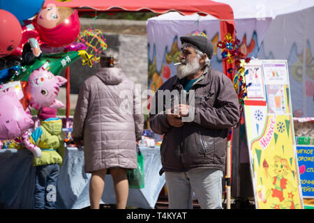 Famille avec enfants l'achat de jouets traditionnels Tio Caga à la juste. L'accent sur fille blonde . La Russie Berezniki 26 mai 2019 . Banque D'Images