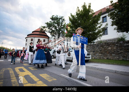 Membres de Akademska folklorna skupina Študent, de Maribor en Slovénie au cours de la procession au 30e Festival de Folklore CIOFF international Folkart, folklore sous-festival Festival de Carême, l'un des plus grands festivals en plein air en Europe. Folkart, Festival le Carême, Maribor, Slovénie, 2018. Banque D'Images