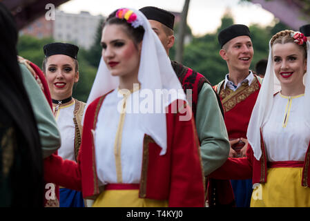 Membres de folklorni ansambel, Pogorica de Crna Gora Monténégro lors de la procession au 30e Festival de Folklore CIOFF international Folkart, folklore sous-festival Festival de Carême, l'un des plus grands festivals en plein air en Europe. Folkart, Festival le Carême, Maribor, Slovénie, 2018. Banque D'Images