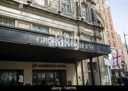 Maison Gosevenor, A JW Marriot Hotel On Park Lane, Londres avec Union Jack et du drapeau de Saint Georges Banque D'Images