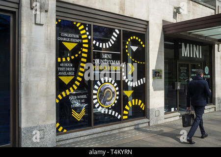 BMW Mini showroom sur Park Lane, Londres la publicité MINI Coupé hybride plug-in qui est adapté pour le nouveau Londres Ultra Low Emission Zone Banque D'Images