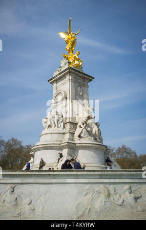 Le Queen Victoria Memorial doré brille au soleil devant le palais de Buckingham, Londres Banque D'Images