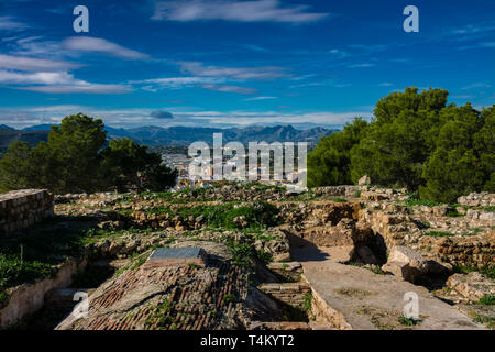 Dénia, Alicante, Espagne, le 21 novembre 2018 : les vestiges archéologiques et le haut du château Banque D'Images