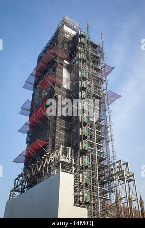 Elizabeth Tower ou la tour de Big Ben, dans les chambres du Parlement enveloppé dans un échafaudage pour travaux de rénovation Banque D'Images