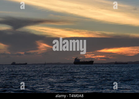 Gros cargo industriels sur l'océan à Salvador au Brésil Banque D'Images
