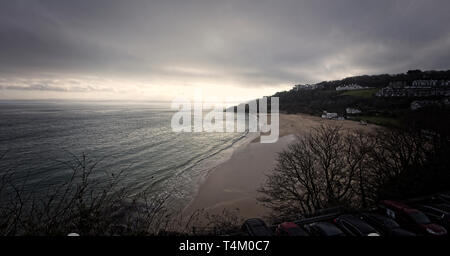 Moody la lumière sur la plage de Porthminster, St Ives, Cornwall, England, UK. Banque D'Images