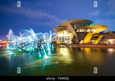 Vue de nuit sur le nouveau Musée national du Qatar avec fontaines illuminées à Doha , Qatar. L'architecte Jean Nouvel. Banque D'Images