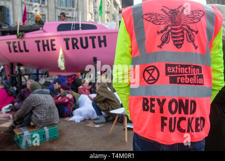 Rébellion Extinction bloc manifestants l'intersection principale à Oxford Circus pour demander que le gouvernement à présenter une mesure législative sur les changements climatiques. Banque D'Images