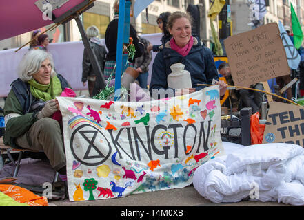 Rébellion Extinction bloc manifestants l'intersection principale à Oxford Circus pour demander que le gouvernement à présenter une mesure législative sur les changements climatiques. Banque D'Images