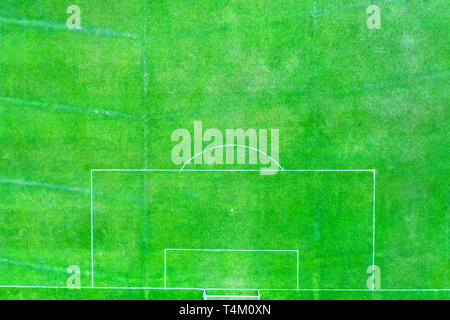 Autre perspective vue aérienne d'un terrain de football avec surface de réparation, et fixé avec du vrai l'herbe verte. Banque D'Images