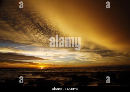 Coucher du soleil après de fortes pluies avec plateau arcus nuages de tempête et les pierres dans l'océan on tropical island Ko Lanta, Thaïlande Banque D'Images