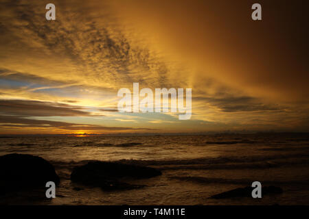 Coucher du soleil après de fortes pluies avec plateau arcus nuages de tempête et les pierres dans l'océan on tropical island Ko Lanta, Thaïlande Banque D'Images