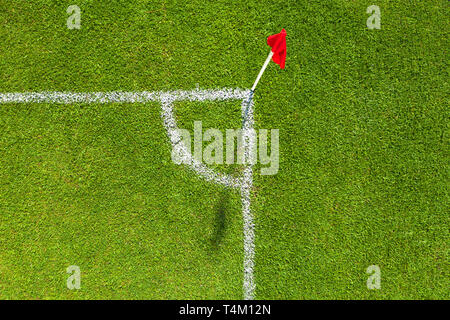 Autre perspective, vue aérienne de haut en bas d'un arc de point de coup de pied peint en blanc avec un poteau blanc attaché avec drapeau rouge dans un stade. Singapour Banque D'Images