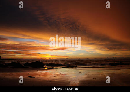 Coucher du soleil après de fortes pluies avec plateau arcus nuages de tempête et les pierres dans l'océan on tropical island Ko Lanta, Thaïlande Banque D'Images