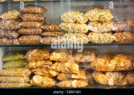 Un assortiment de collations emballées indien du Gujarat Banque D'Images