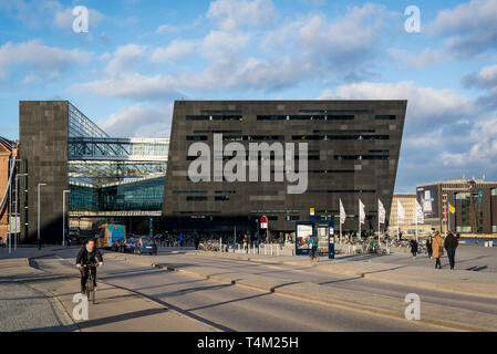 Bâtiment Black Diamond, un front de mer moderne à l'extension de la Bibliothèque royale danoise vieux bâtiment sur Slotsholmen au centre de Copenhague, Danemark Banque D'Images