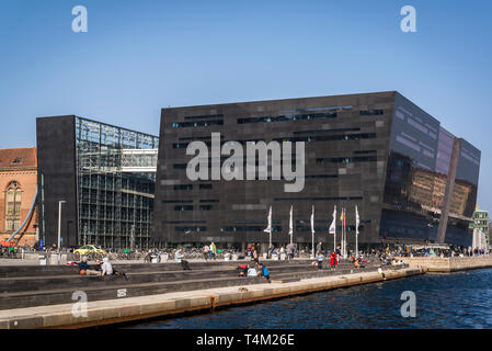 Bâtiment Black Diamond, un front de mer moderne à l'extension de la Bibliothèque royale danoise vieux bâtiment sur Slotsholmen au centre de Copenhague, Danemark Banque D'Images