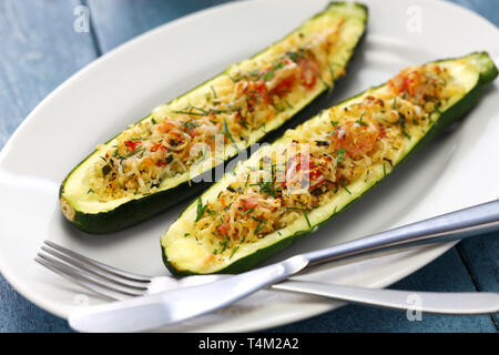 Végétarien cuit les courgettes courgette farcie, bateaux Banque D'Images