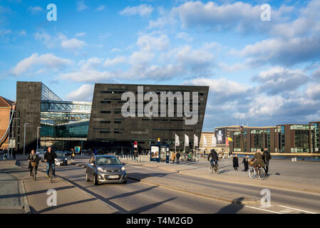 Bâtiment Black Diamond, un front de mer moderne à l'extension de la Bibliothèque royale danoise vieux bâtiment sur Slotsholmen au centre de Copenhague, Danemark Banque D'Images