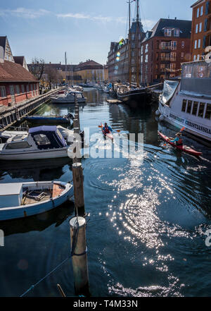 Canoë dans les Christianshavns Kanal, Canal d'eau à Christiania, Copenhague, Danemark Banque D'Images