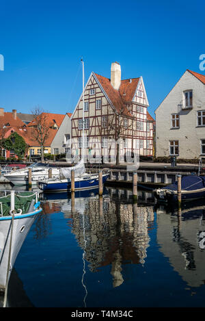Maison avec poutres apparentes le long de Christianshavns Kanal, Canal d'eau à Christiania, Copenhague, Danemark Banque D'Images