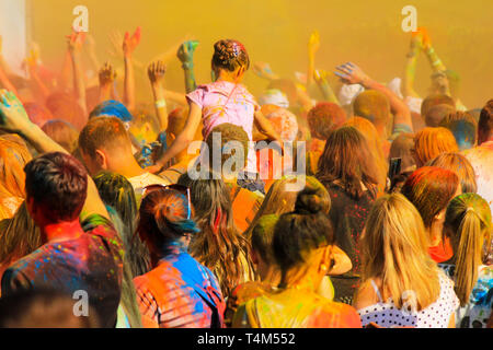 Une foule de jeunes gens se répand sur la peinture multicolore Holi festival. Les adolescents s'amusant à l'occasion du festival de la culture orientale. Banque D'Images