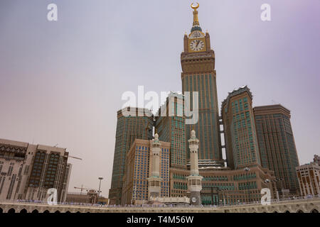 Skyline avec Abraj Al Bait (Royal Clock Tower Makkah) à La Mecque, l'Arabie Saoudite. Banque D'Images