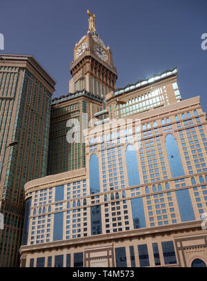 Skyline avec Abraj Al Bait (Royal Clock Tower Makkah) à La Mecque, l'Arabie Saoudite. Banque D'Images