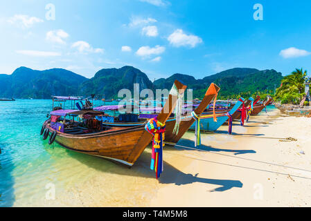 Sur le port de la baie de Ton Sai, les îles Phi Phi, la mer d'Andaman, Thaïlande Banque D'Images