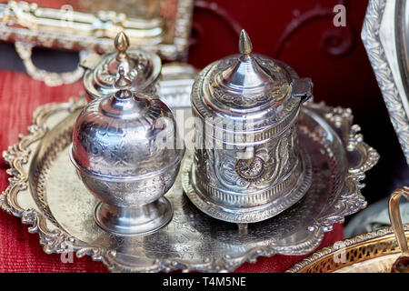 Des plats traditionnels en métal dans le style marocain Banque D'Images