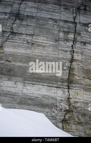 Mur de béton fissuré, Tignes, Savoie, FranceTignes, Savoie, France Banque D'Images