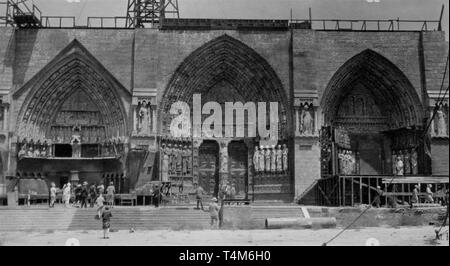 Le Bossu de Notre-Dame 1923 Lon Chaney Silent Movie Studio Tour Les touristes visitant la cathédrale Notre Dame de la ville universelle 1928 Banque D'Images