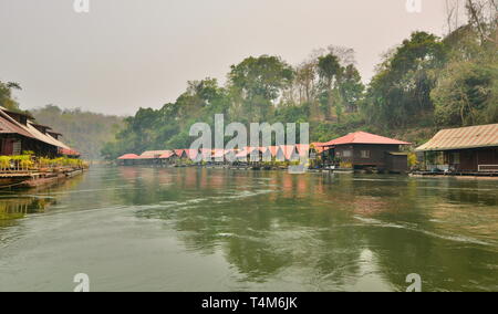 Des maisons flottantes sur la rivière Kwai. Le parc national de Sai Yok. La province de Kanchanaburi. Thaïlande Banque D'Images